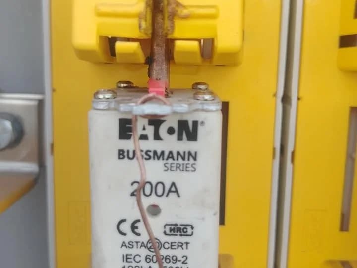 Distribution panel fuse assembly